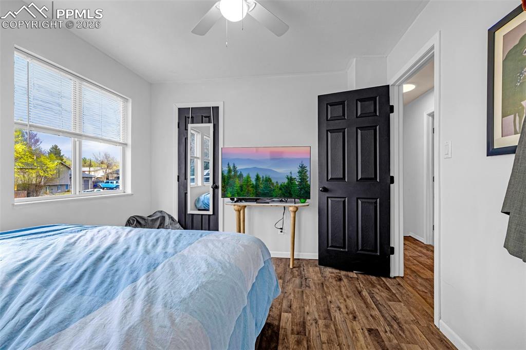 Image 20 of 40: Bedroom