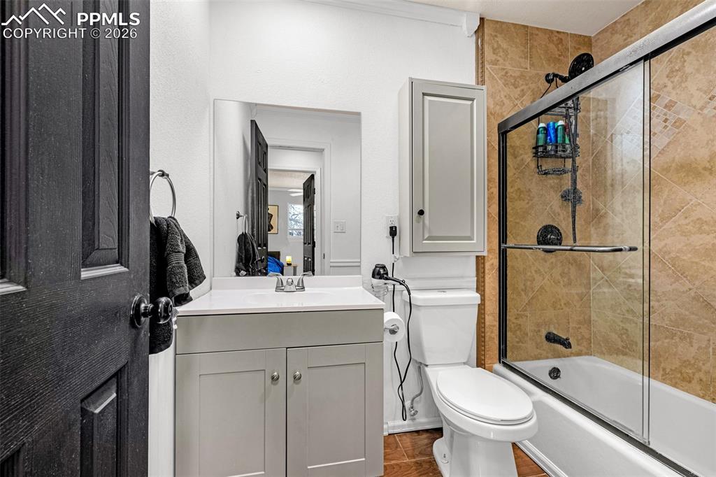 Image 21 of 40: Bathroom