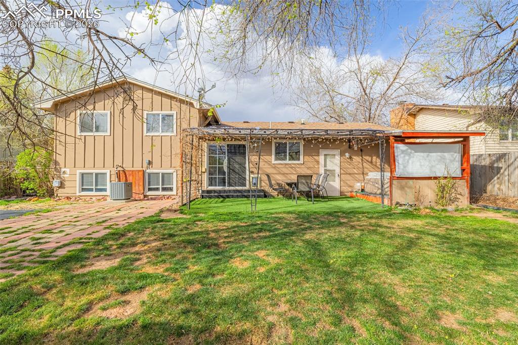 Image 27 of 40: Back of Structure