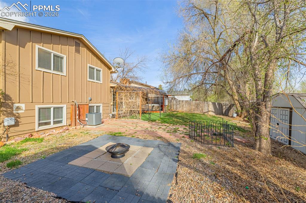 Image 29 of 40: Yard