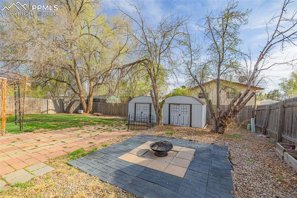 Image 30 of 40: Yard