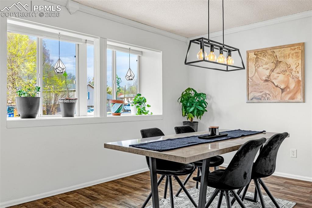 Image 4 of 40: Dining Area