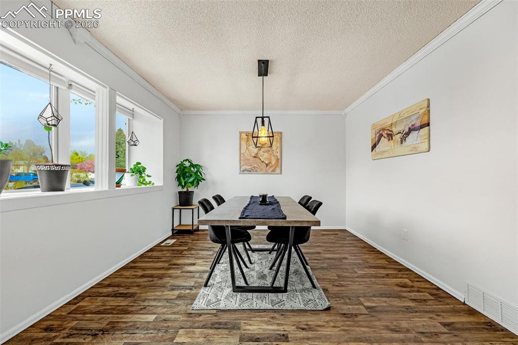 Image 5 of 40: Dining Area