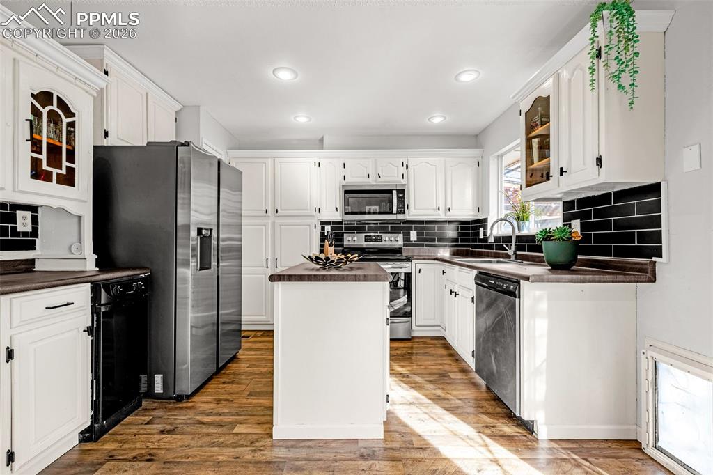 Image 7 of 40: Kitchen