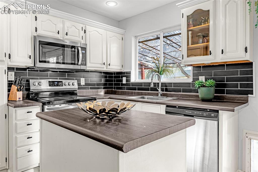 Image 8 of 40: Kitchen