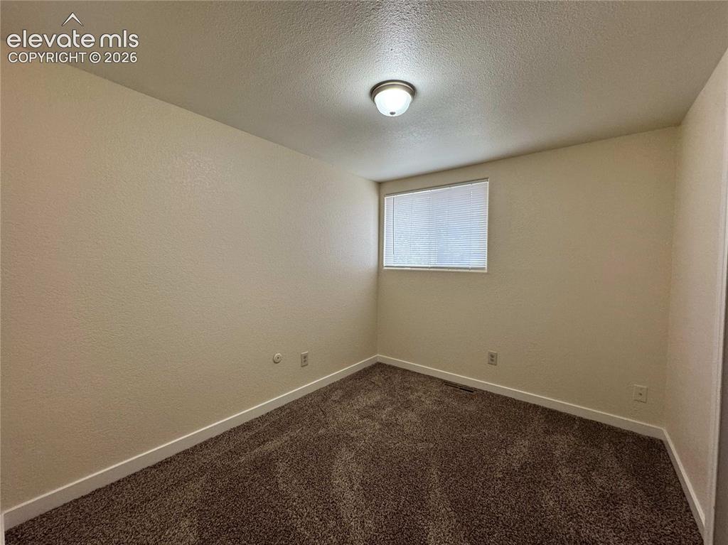 Image 14 of 16: Bedroom