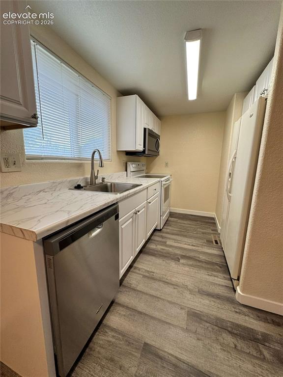 Image 7 of 16: Kitchen
