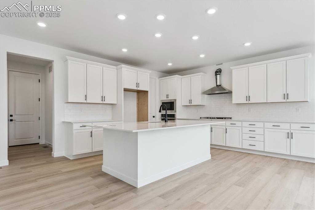 Image 10 of 22: Kitchen