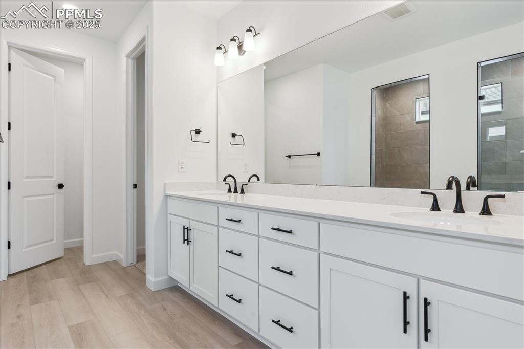Image 17 of 22: Bathroom