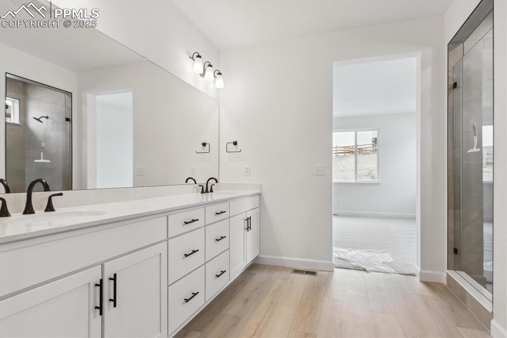 Image 18 of 22: Bathroom