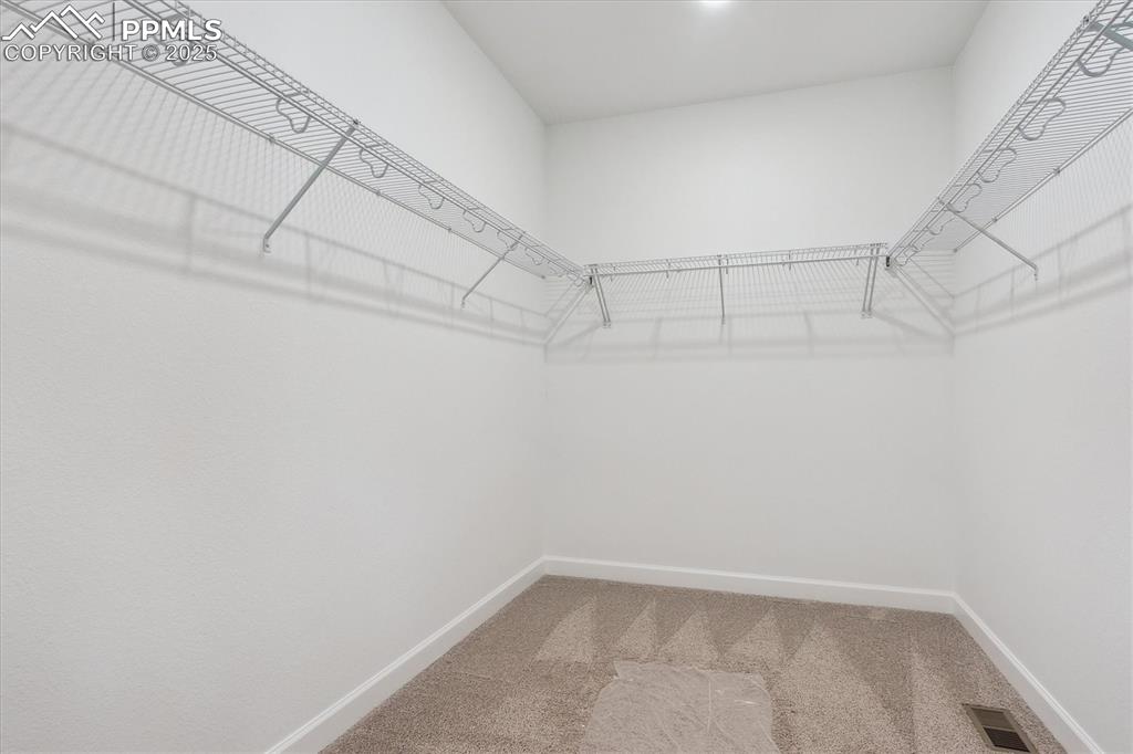 Image 19 of 22: Closet