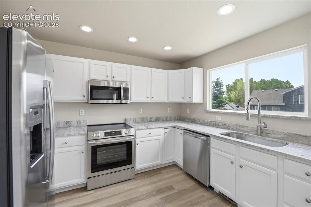 Image 10 of 50: Kitchen