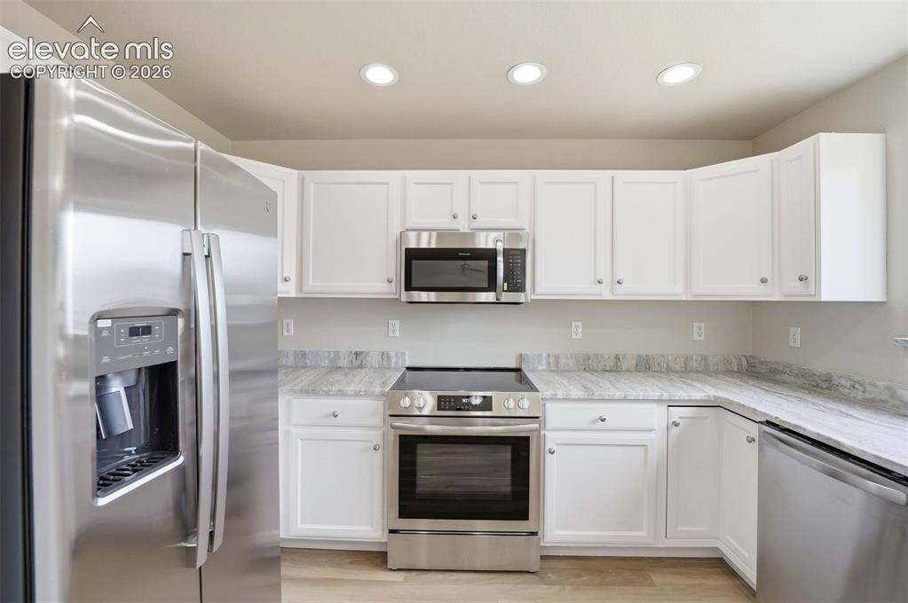 Image 12 of 50: Kitchen
