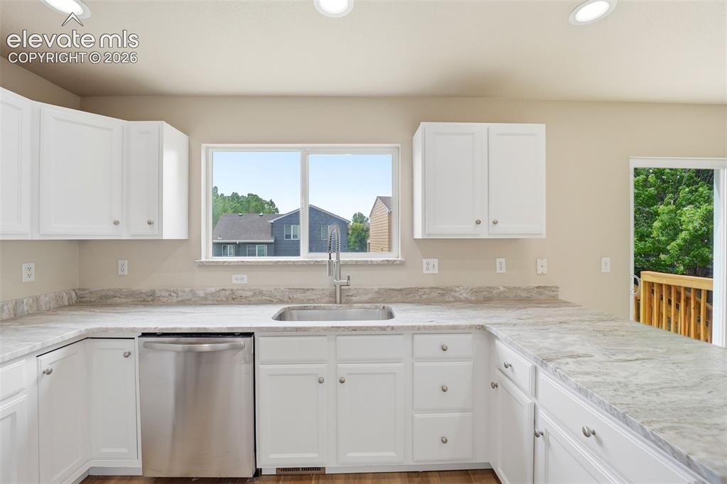 Image 14 of 50: Kitchen