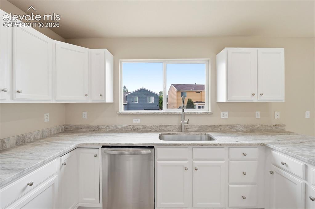 Image 15 of 50: Kitchen