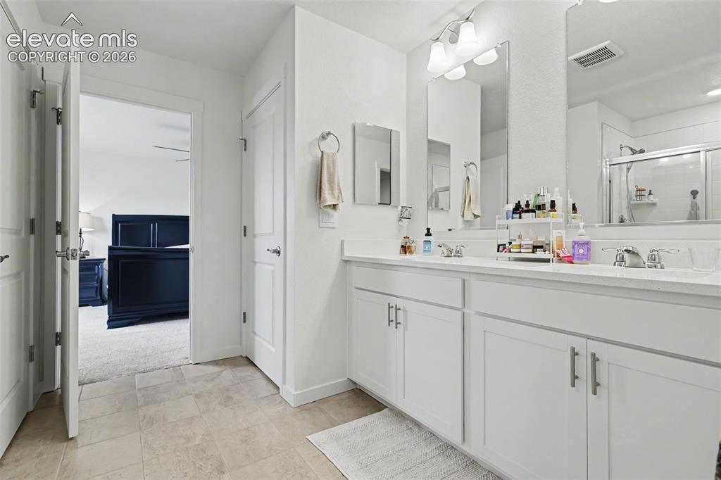 Image 17 of 47: Bathroom