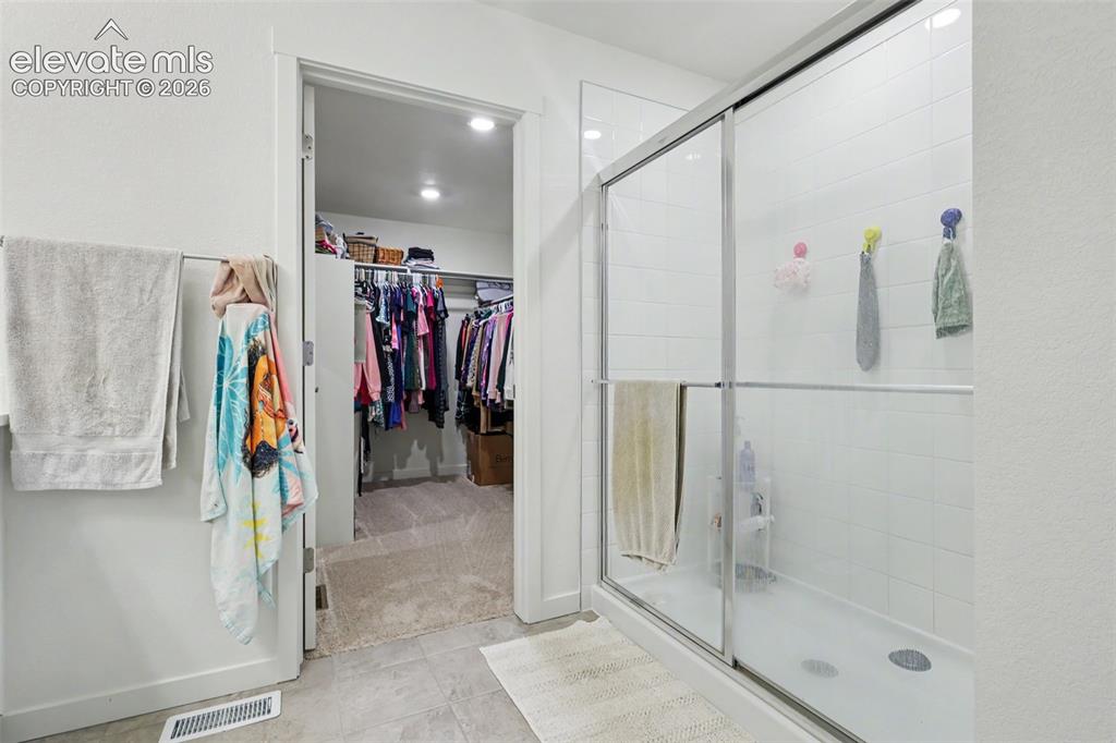 Image 18 of 47: Bathroom