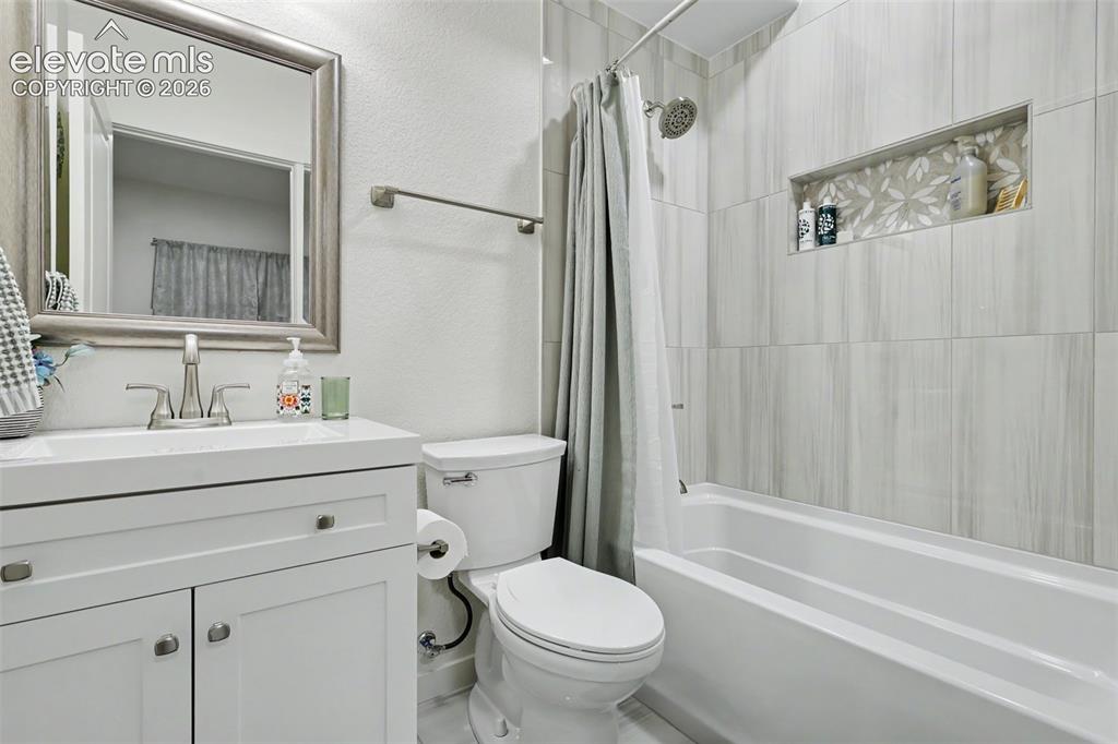 Image 33 of 47: Bathroom