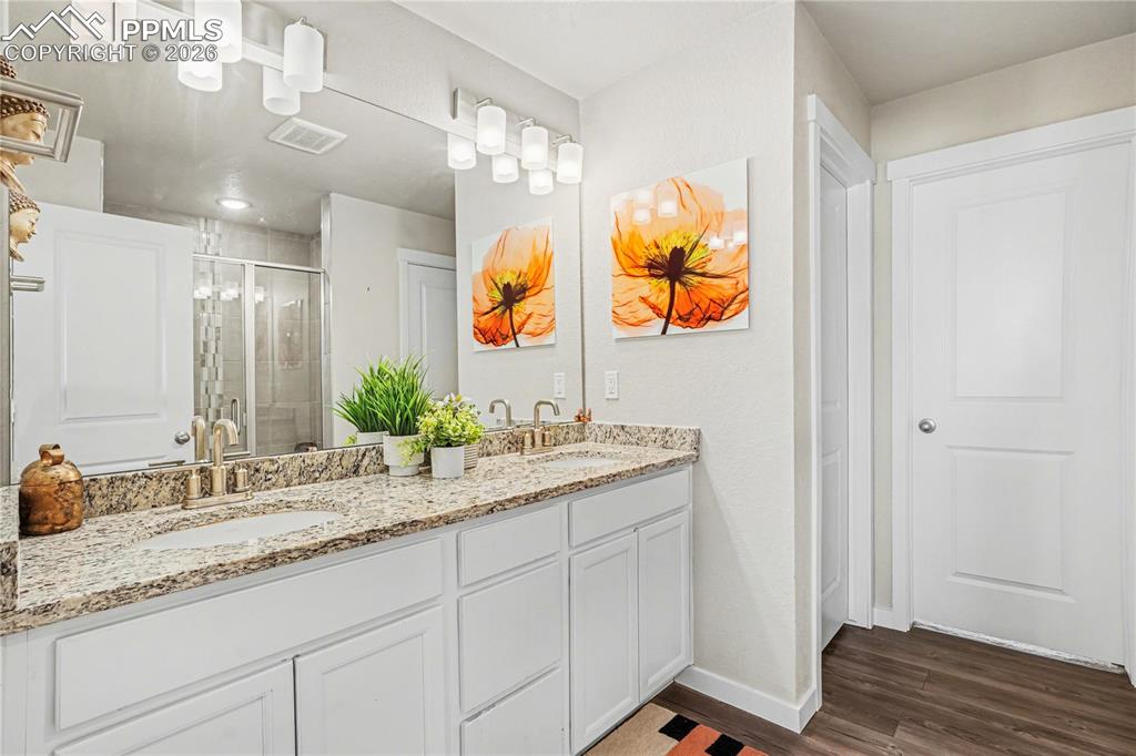 Image 21 of 41: Bathroom