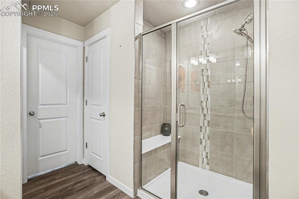 Image 23 of 41: Bathroom