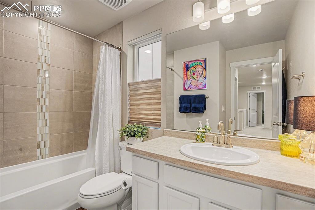 Image 27 of 41: Bathroom