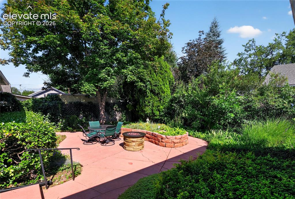 Image 18 of 21: Patio