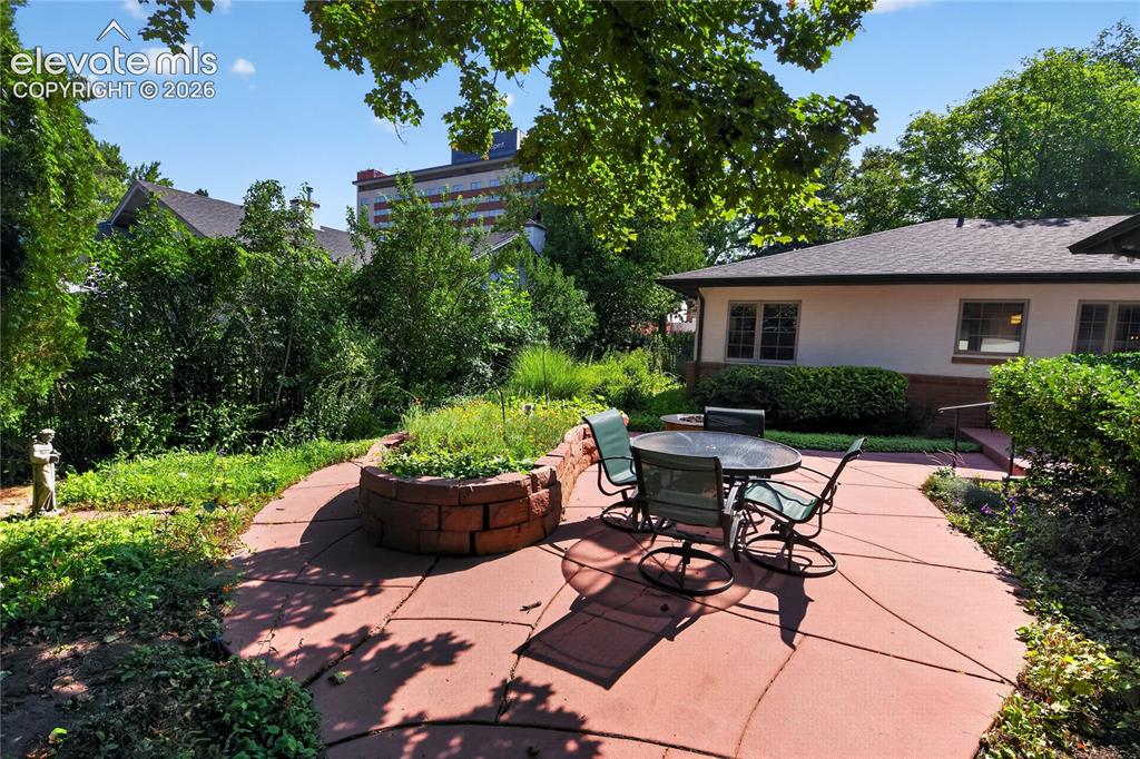 Image 19 of 21: Patio