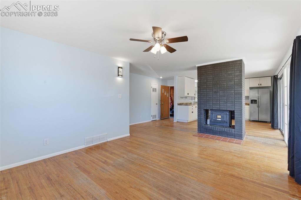 Image 10 of 30: Living Room