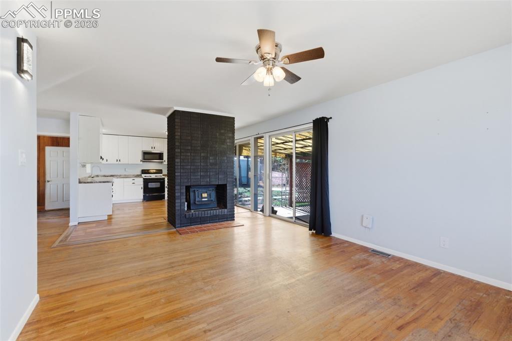 Image 11 of 30: Living Room