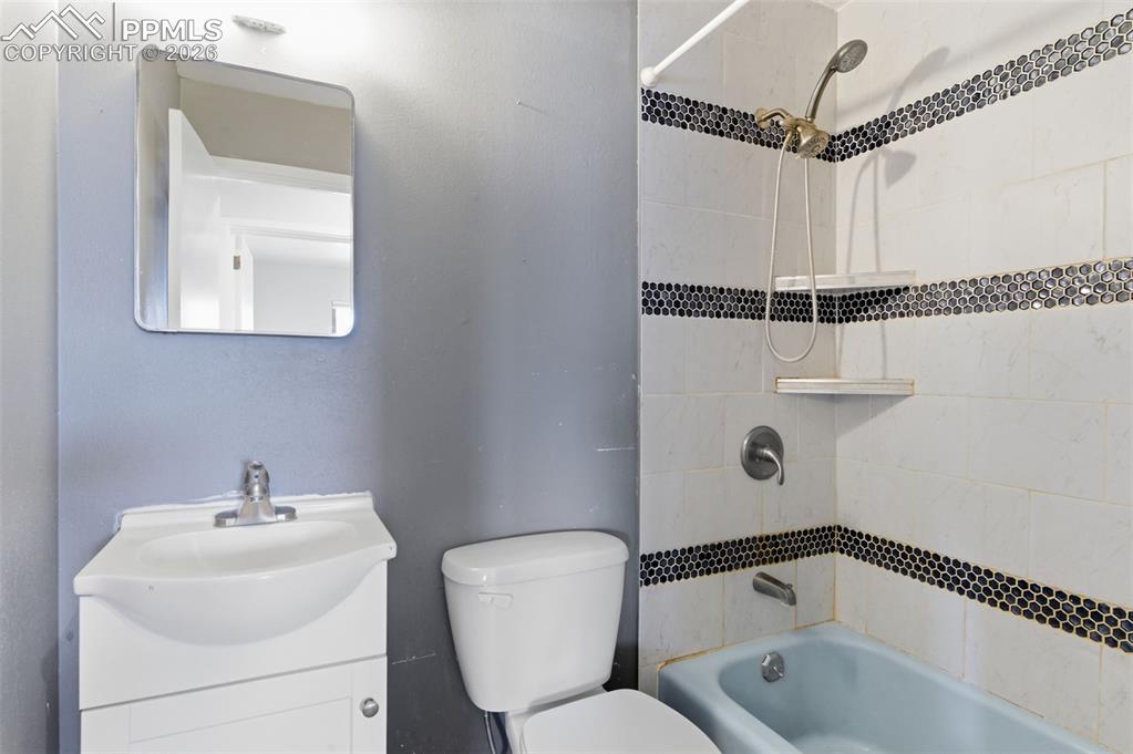 Image 14 of 30: Bathroom