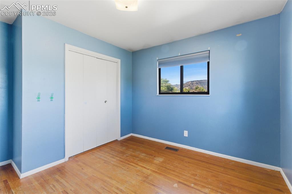 Image 15 of 30: Bedroom