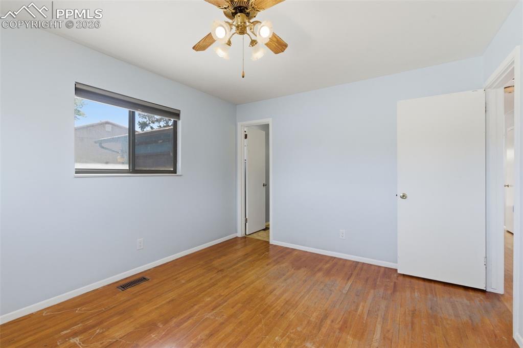 Image 18 of 30: Bedroom
