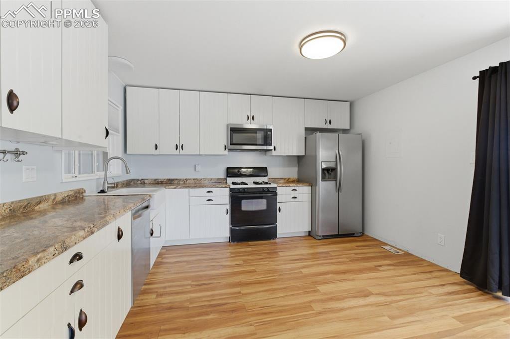Image 3 of 30: Kitchen