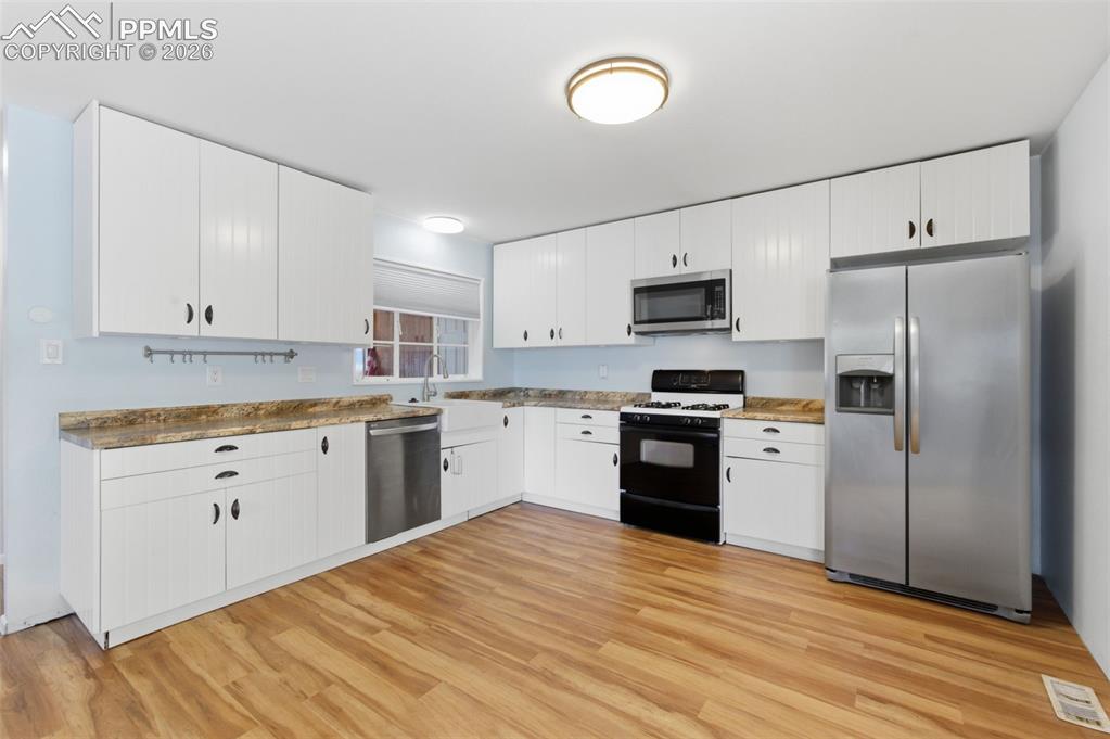 Image 4 of 30: Kitchen