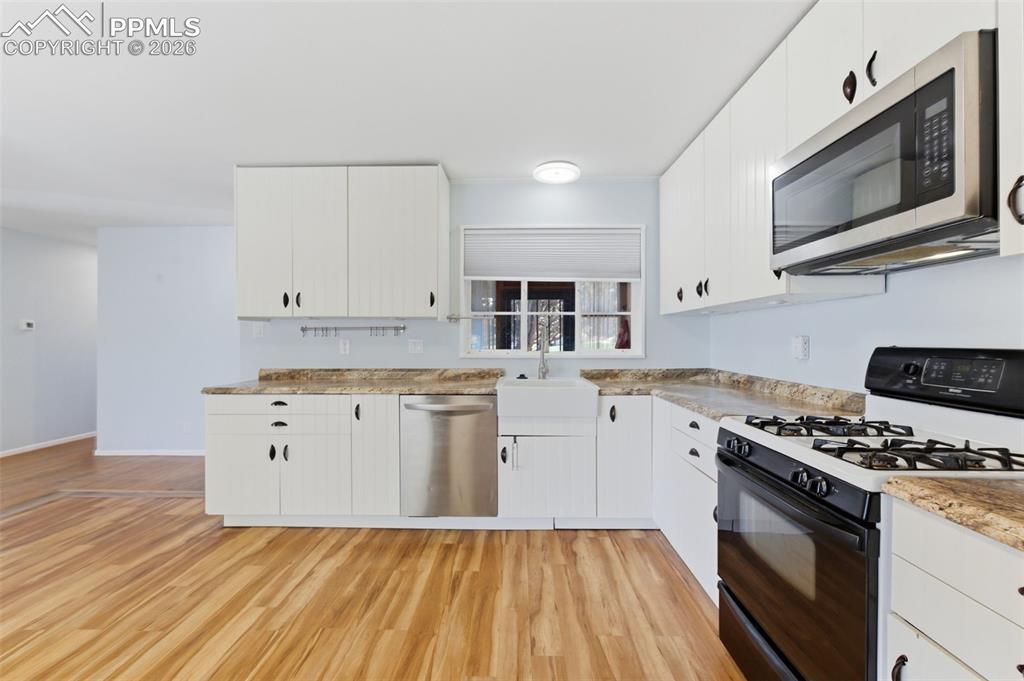 Image 5 of 30: Kitchen