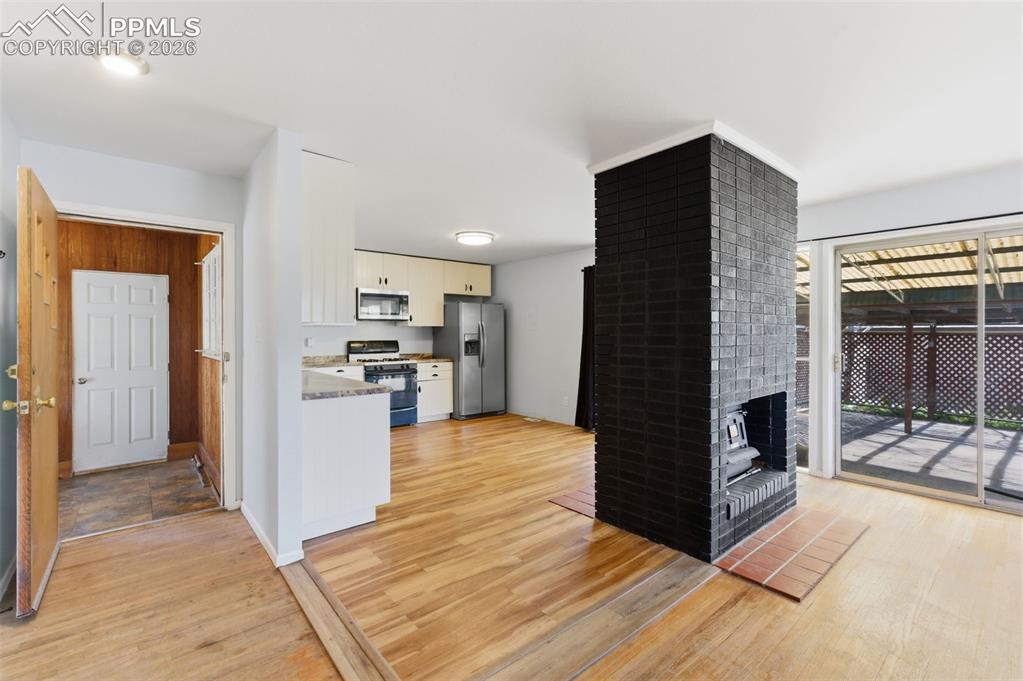 Image 6 of 30: Kitchen