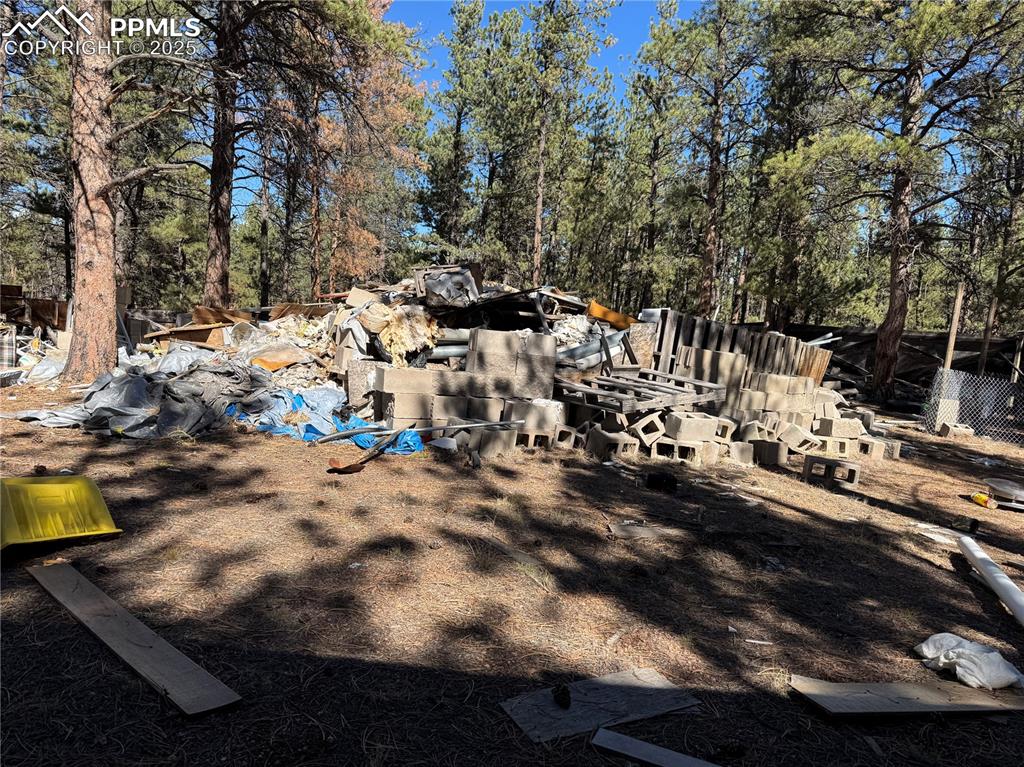 Image 15 of 35: Yard