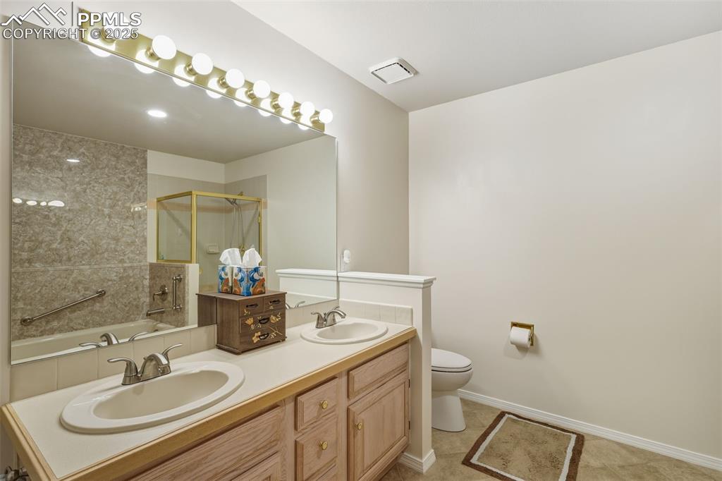 Image 17 of 49: Bathroom