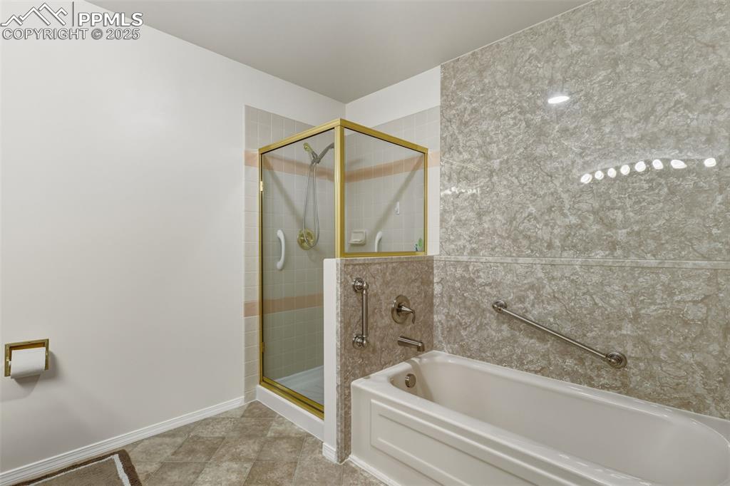 Image 18 of 49: Bathroom