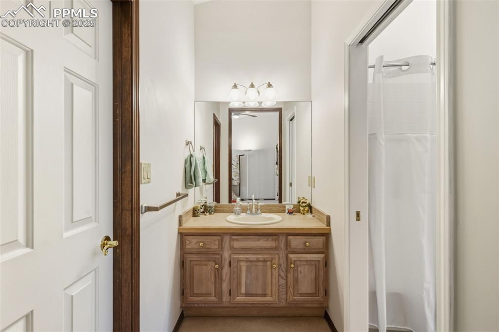 Image 22 of 49: Bathroom