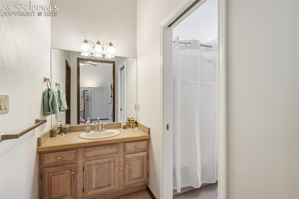 Image 24 of 49: Bathroom