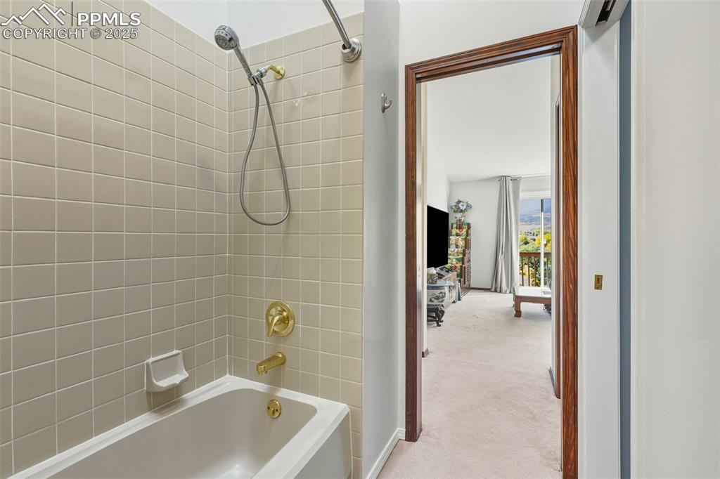 Image 25 of 49: Bathroom