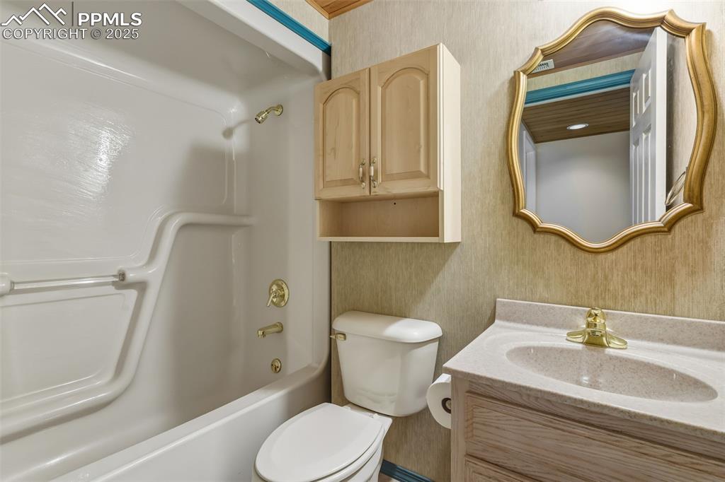 Image 27 of 49: Bathroom