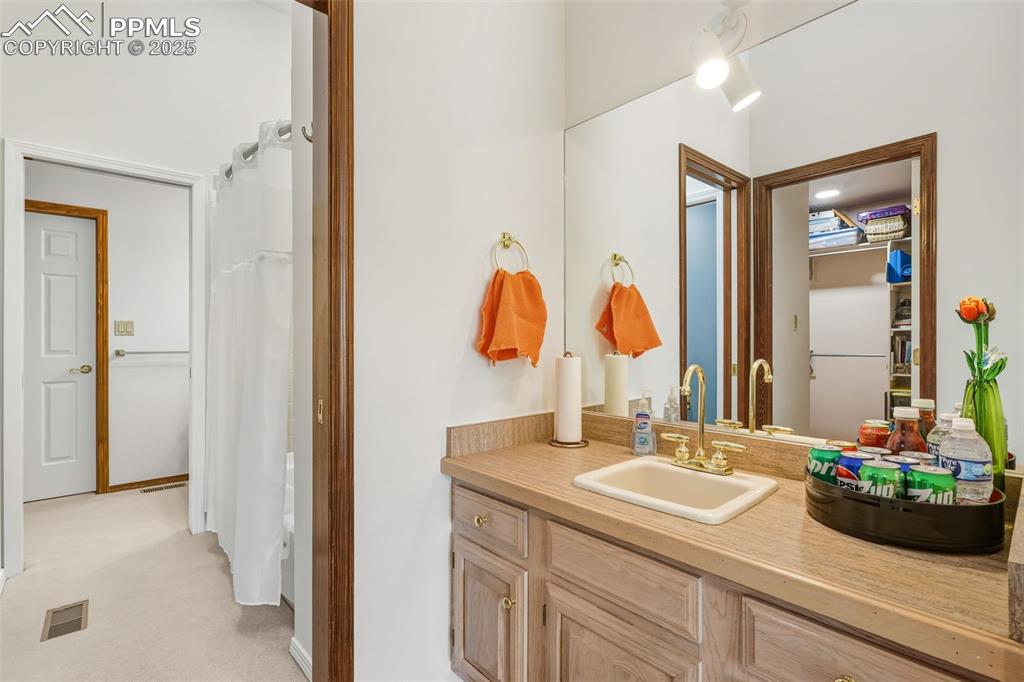 Image 29 of 49: Bathroom