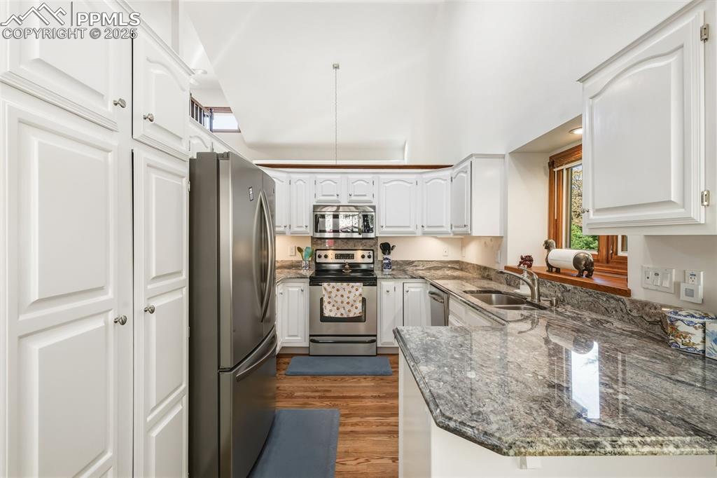 Image 5 of 49: Kitchen