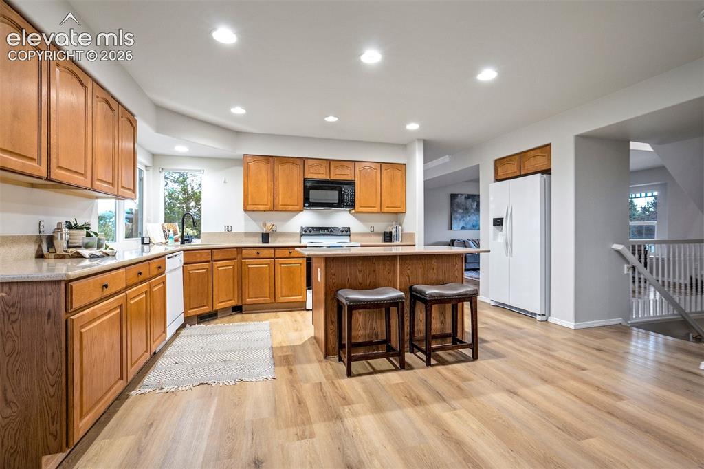 Image 10 of 49: Kitchen