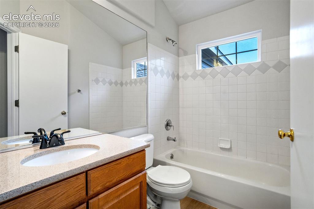 Image 34 of 49: Bathroom