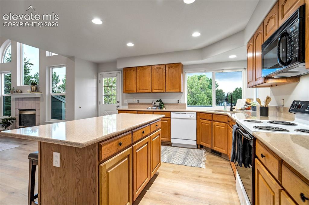 Image 6 of 49: Kitchen