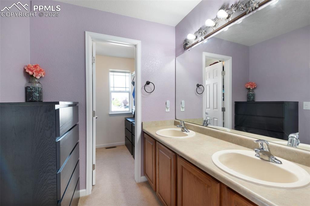 Image 19 of 41: Bathroom