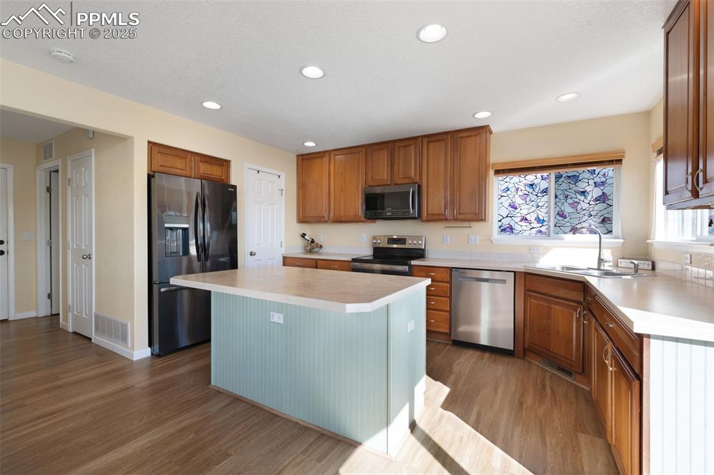 Image 6 of 41: Kitchen